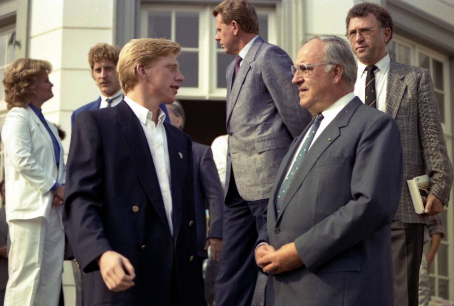 L&#39;incontro con il cancelliere tedesco Helmut Kohl e la moglie Hannelore (dietro a sinistra) (Ap)